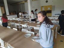 Galerie photo Nos élèves mettent la table pour le repas de midi